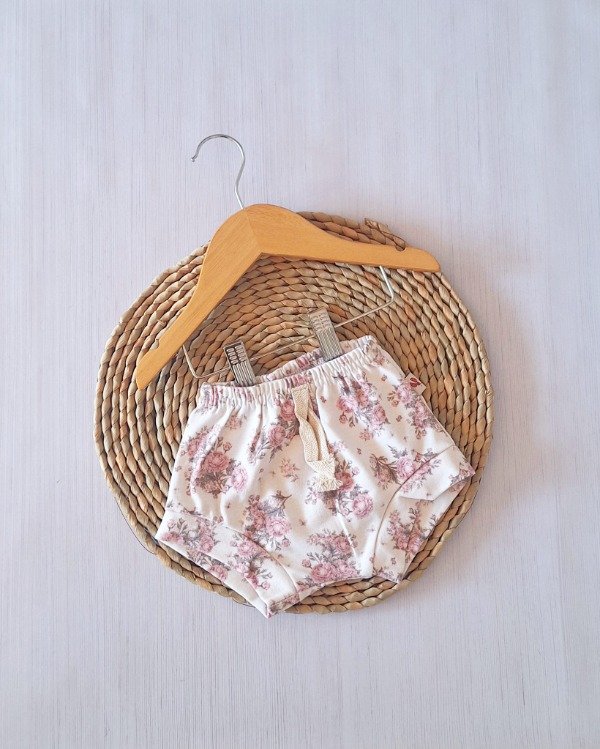 Producto - Short Pañalero Est. Digital Crema con Flores Rosas