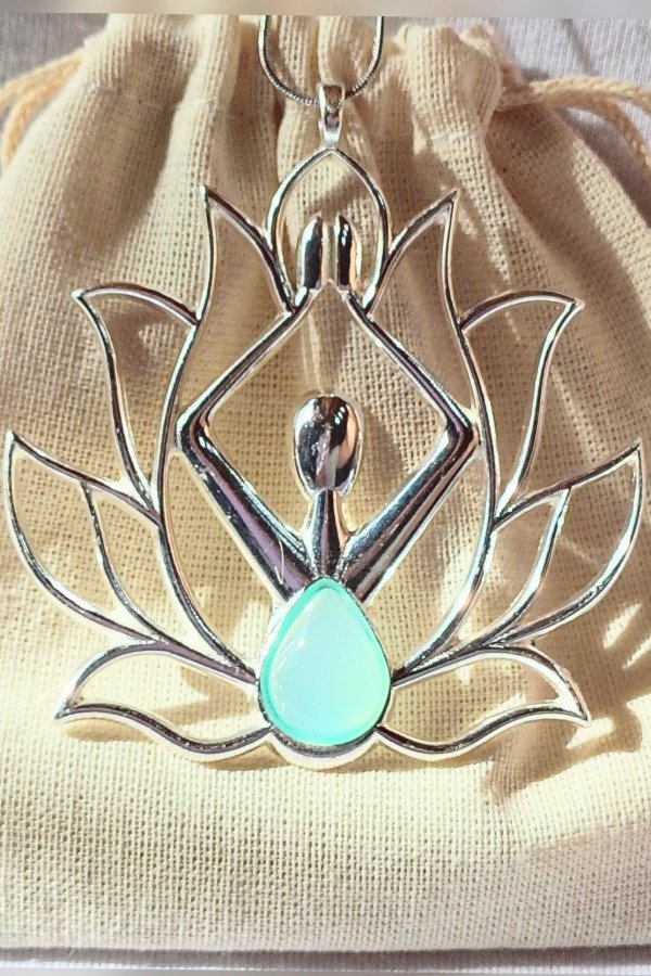 Producto - Collar. Flor De Loto Con Meditación Paz (Ágata Negra - Ágata Azul Cielo)