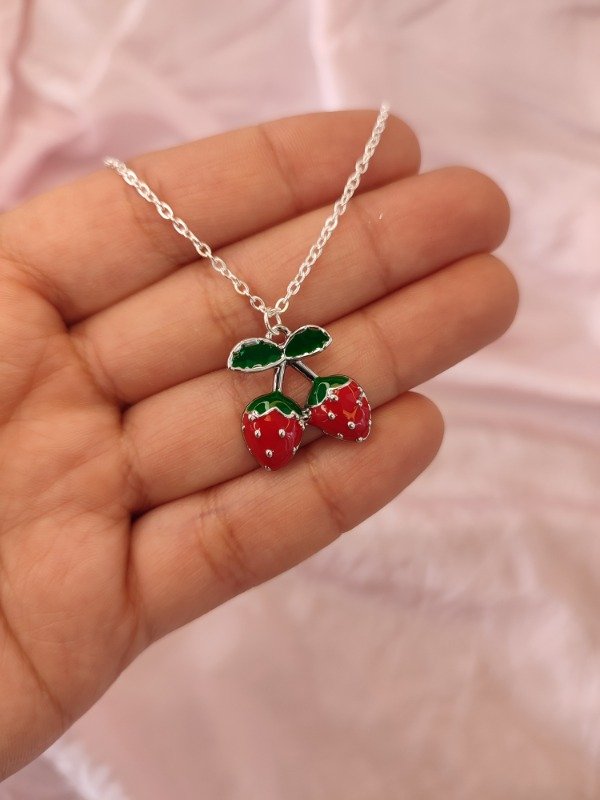 Producto - Collar acero blanco con dije de frutillas