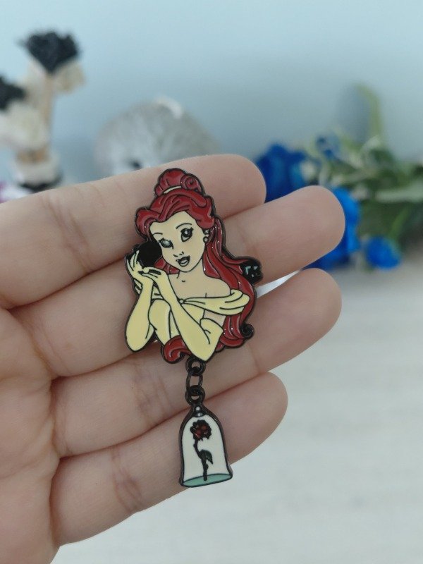 Producto - Pin metalizado - Bella con colgante #1083