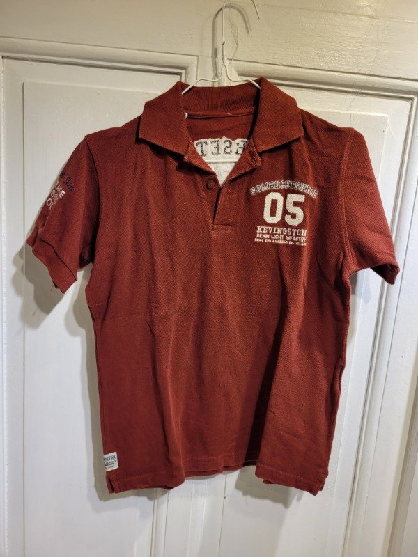 Producto - Chomba KEVINGSTON bordeaux Talle 10/12 años - PRECIO: 12X