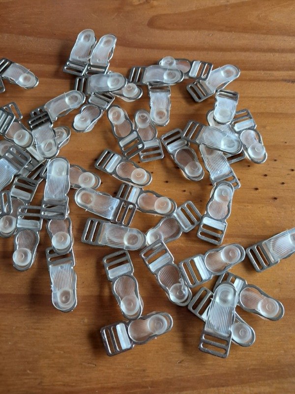 Producto - Broche portaligas de metal transparente