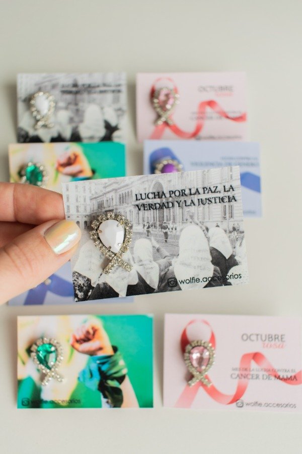 Producto - Pin lazo . blanco