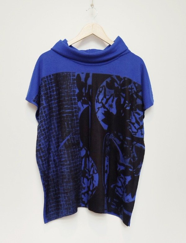 Producto - Poncho Mariel -azul estampa Curvas y Textura-