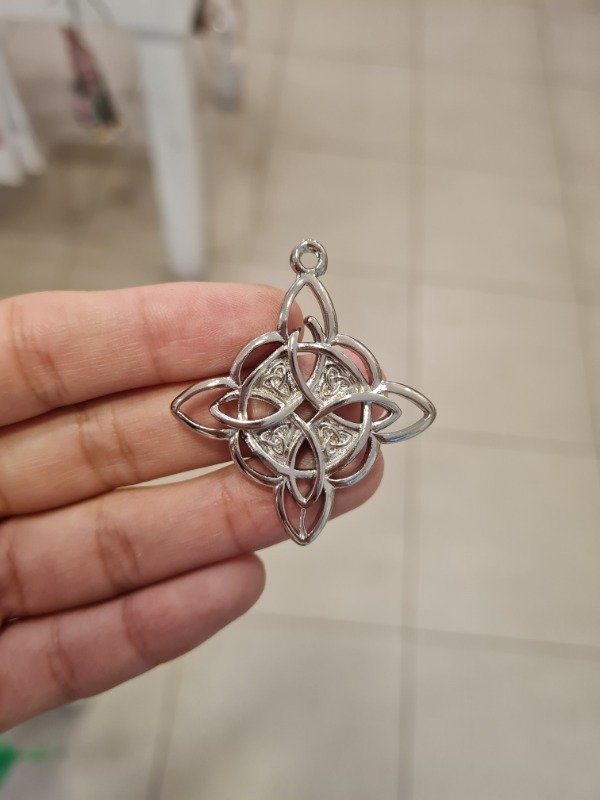 Producto - DIJE PLATEADO NUDO DE BRUJA