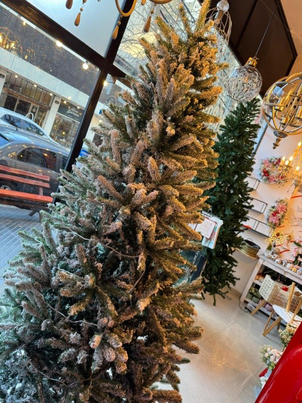Producto - Árbol Alaska nevado 2,40 mts (efectivo: 550.320)