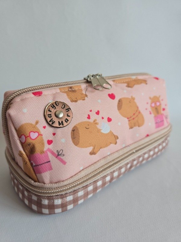 Producto - Cartuchera Donatella Capy Corazon