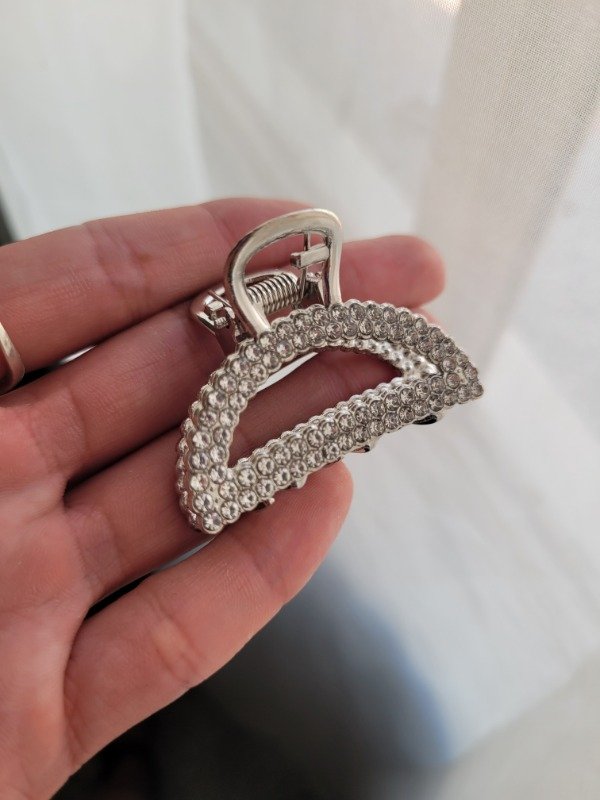 Producto - Broche mediano de metal media luna +  strass