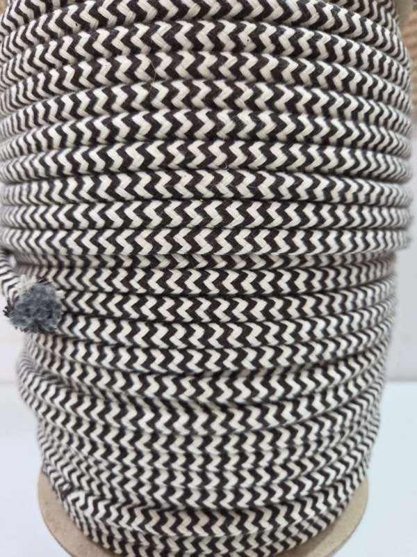Producto - Cordón algodón trenzado 7mm zigzag MARRON CHOLATE Y CRUDO 100mts
