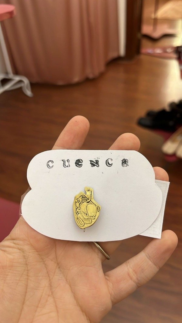 Producto - prendedor metalico sapito