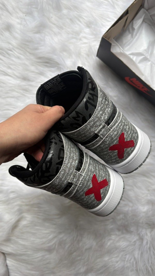 Producto - JORDAN RETRO 1 x KAWS REBELLIONAIRE - 4