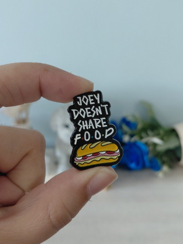 Producto - Pin metalizado - Friends "Joey doesn't share food" #0318