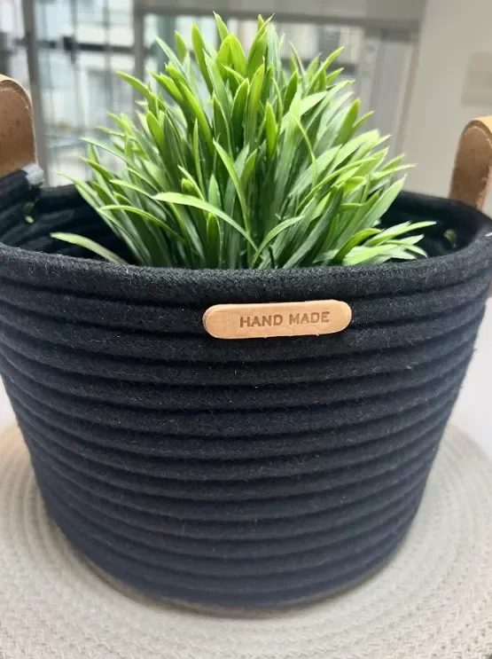 Producto - CESTO ORGANIZADOR DE HILO DE ALGODON NEGRO CON ASAS DE CUERO