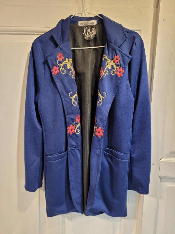 Producto - Blazer LOLO VALENZUELA azul bordado nuevo c/etiqueta- Talle M- PRECIO: 45X
