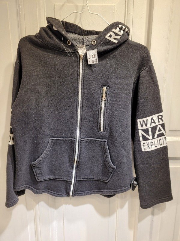 Producto - Buzo NAHU negro EN SALE con cierre y capucha Talle 14 años - PRECIO: 8X