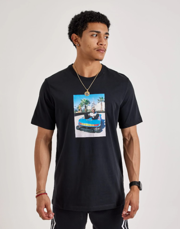 Producto - Mens Jordan Photo Tee Negra con Jordan Manejando