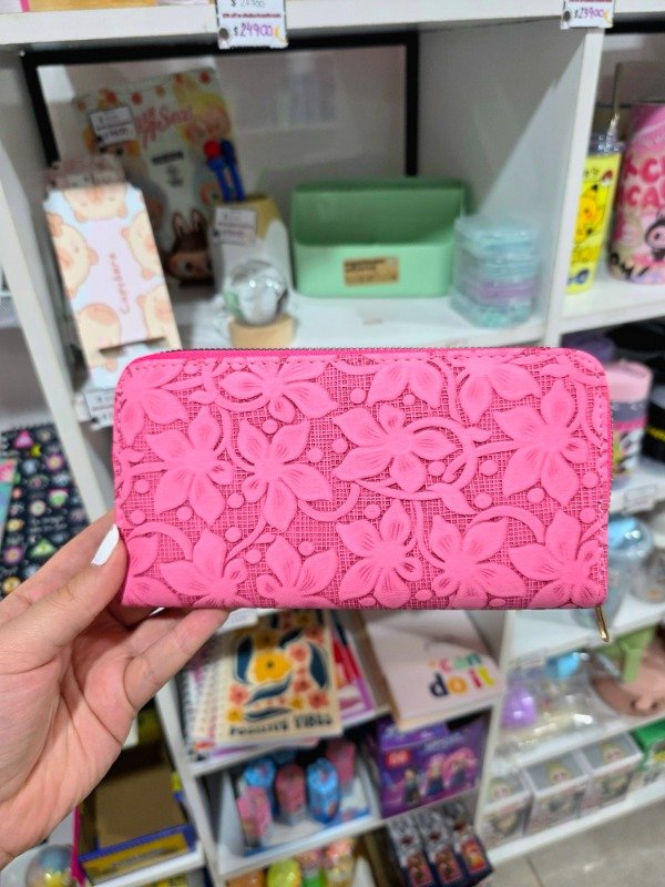 Producto - Billetera c/flores con relieve - 0