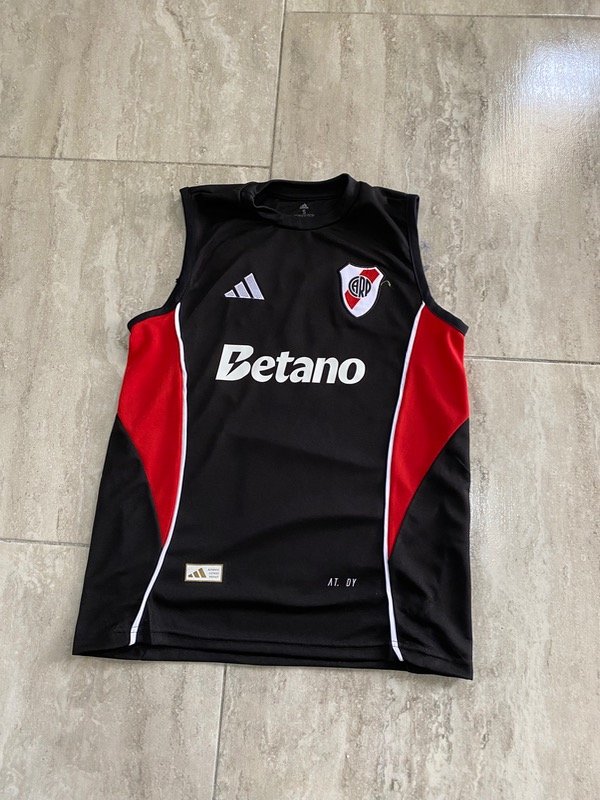 Producto - Musculosa River negra 2025