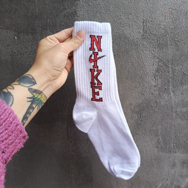 Producto - Nike letra roja