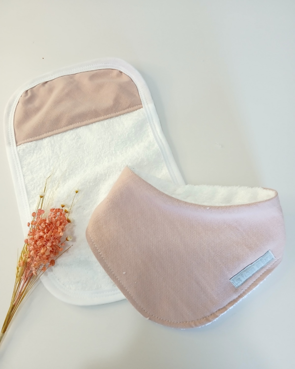 Producto - Set babero y toallita rosa viejo
