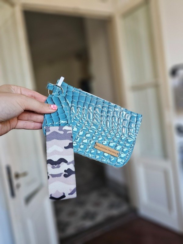 Producto - Monedero celeste croco