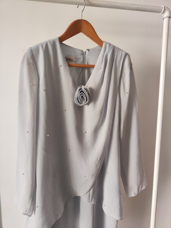 Vestido gris con transparencia y perlas — imagen 2