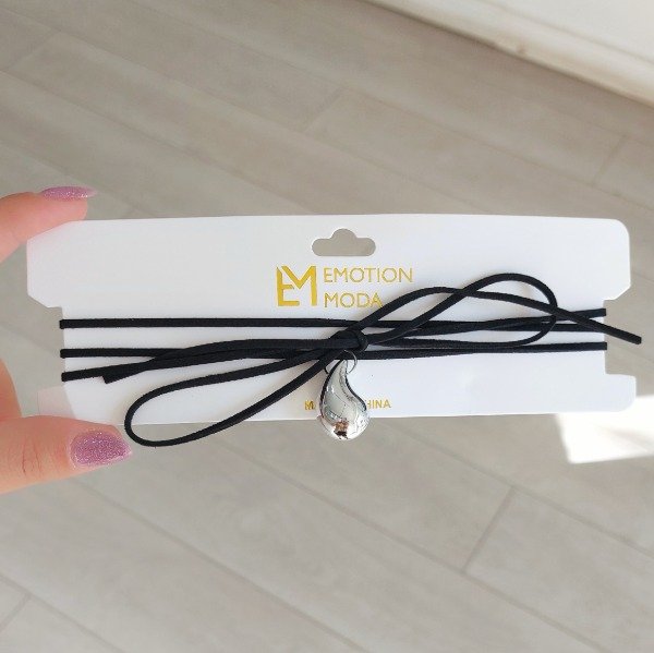 Producto - Choker gamuza negro con dije plateado