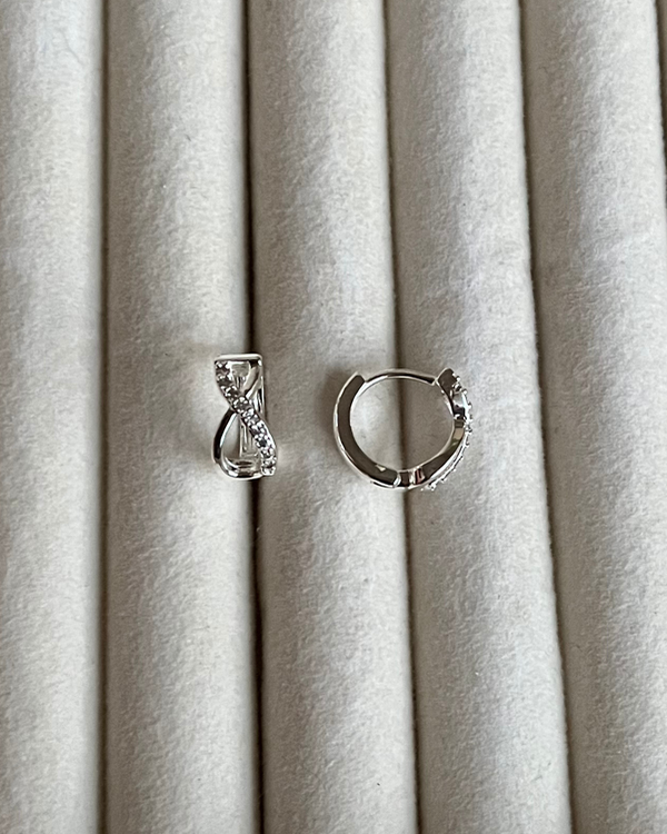 Producto - Argollas infinito con micropave de acero blanco 1.2cmd