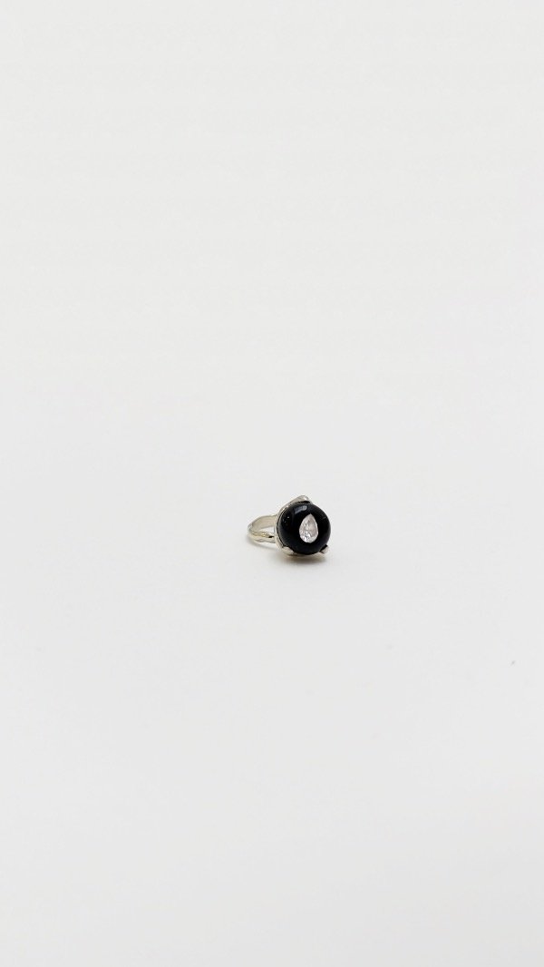 Producto - Anillo negro con piedra cubic (plateado)