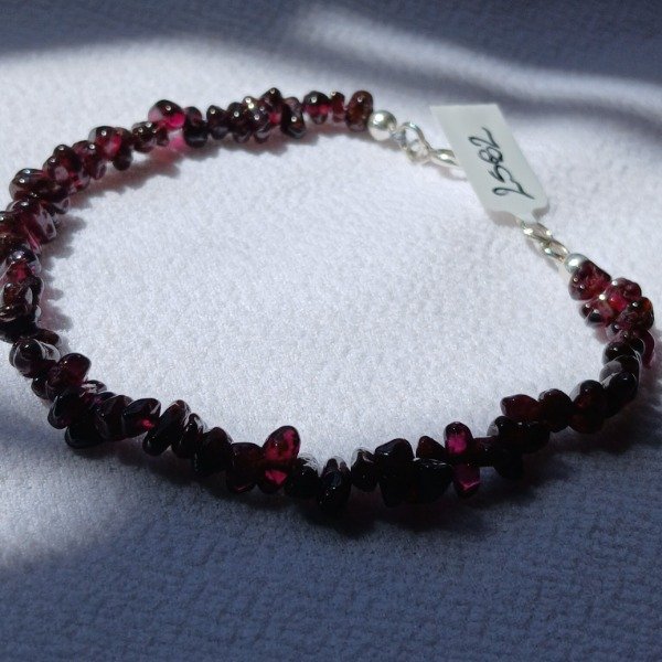 Producto - Pulsera artesanal con escallas de granate natural de 19cm