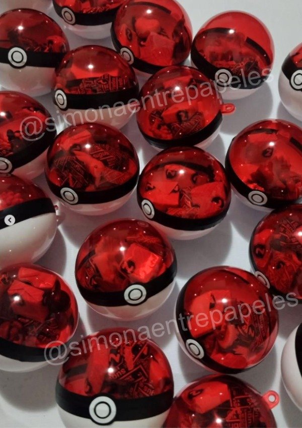 Producto - Pokebolas con caramelos y muñequitos