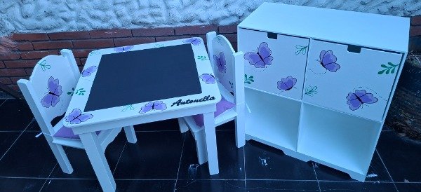 Producto - MUEBLE JUGUETERO Y MESA CLASICA CON DOS SILLAS - 1