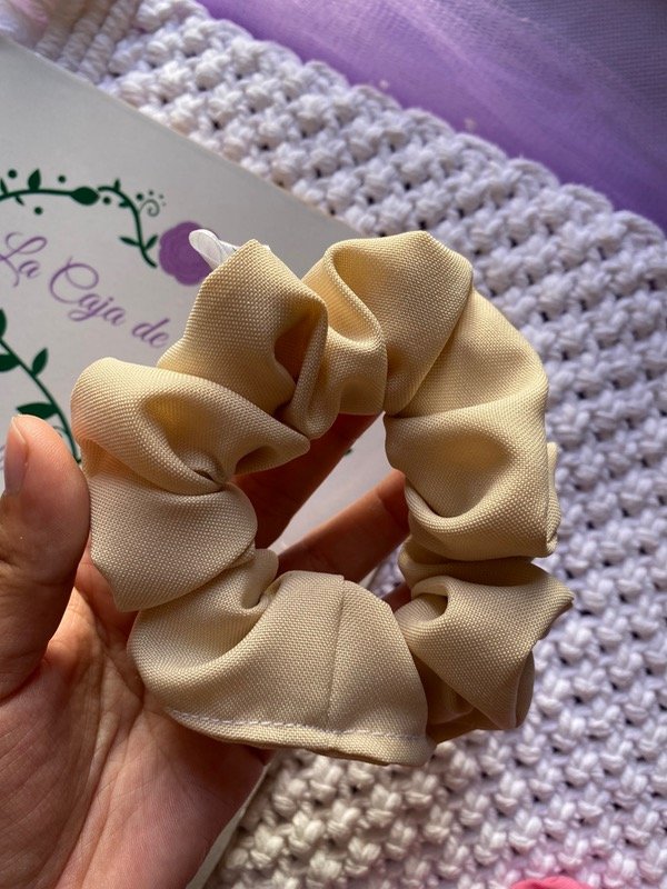 Producto - Scrunchie mini beige claro tropical