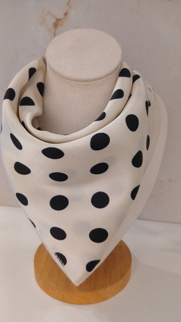 Producto - Pañuelo lunares chico