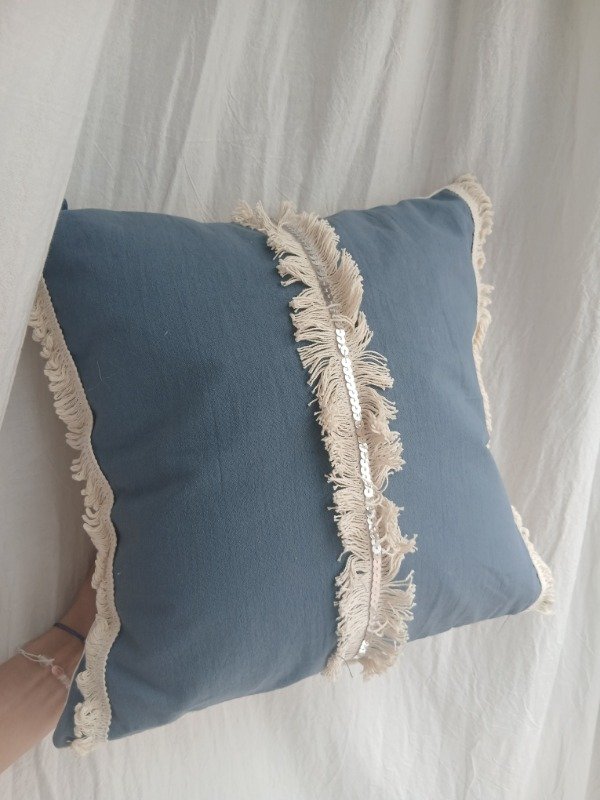 Producto - Almohadón con flecos y lentejuelas azul aero 40x40