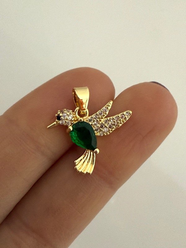Producto - DD77 Dije colibrí cubik verde y micropave acero dorado 1 cm