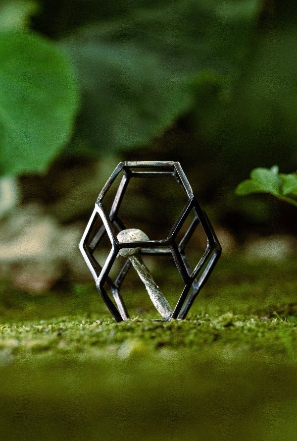 Producto - Hongo de plata sobre estructura geométrica