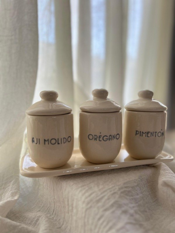 Producto - Set de especieros con base (a elección el color de las letras y el condimento)