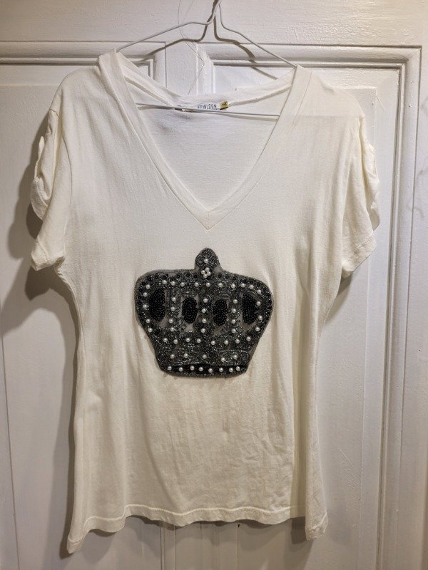 Producto - Remera KOWLOON blanca aplique corona Talle M - PRECIO: 24X