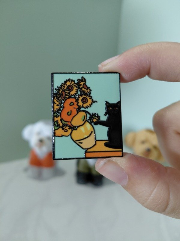 Producto - Pin metalizado - Michi en Los Girasoles de Van Gogh #3287