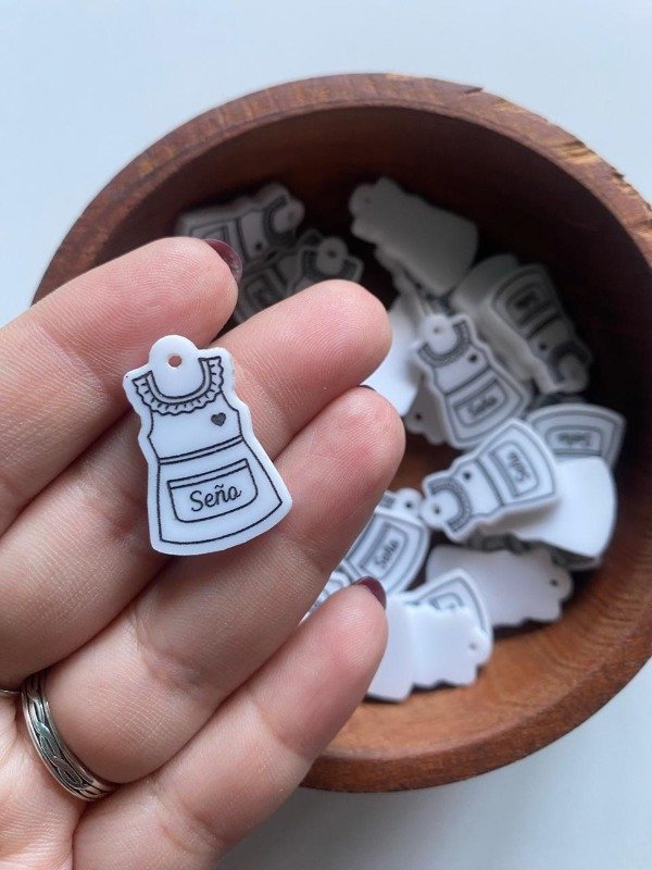 Producto - Dijes personalizados de 2,5cm GRABADO Y PINTADO