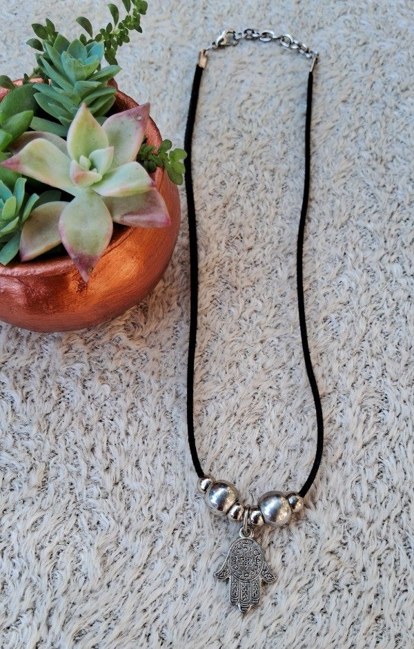 Producto - Collar cordón gamuzado negro-Dije Mano de Fatima