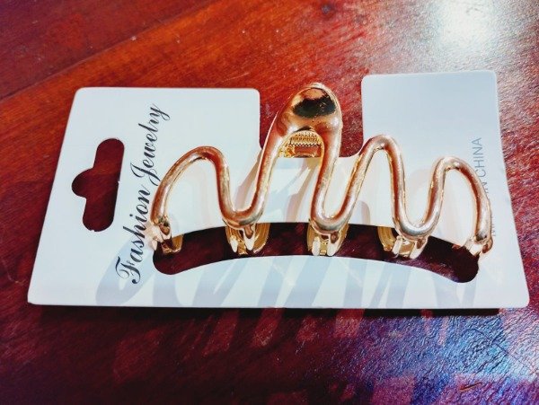 Producto - Broche metal dorado