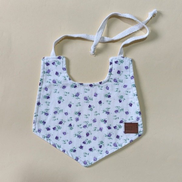 Producto - Babero en punta rosas rococó violeta