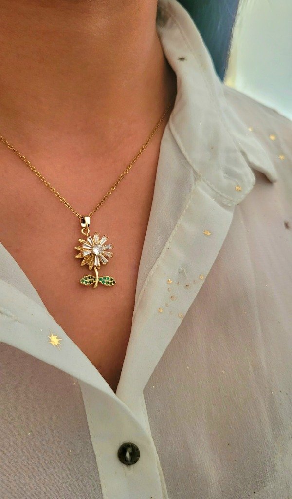 Producto - Collar flor margarita giratorio de acero dorado
