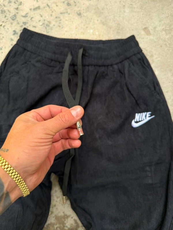 Producto - Pantalón Nike negro Corderoy - 2