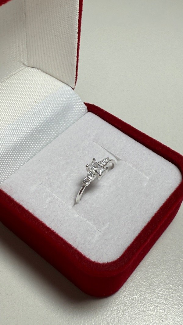 Producto - Anillo con piedra grande en el medio blanca y varias pequeñas chicas - 0