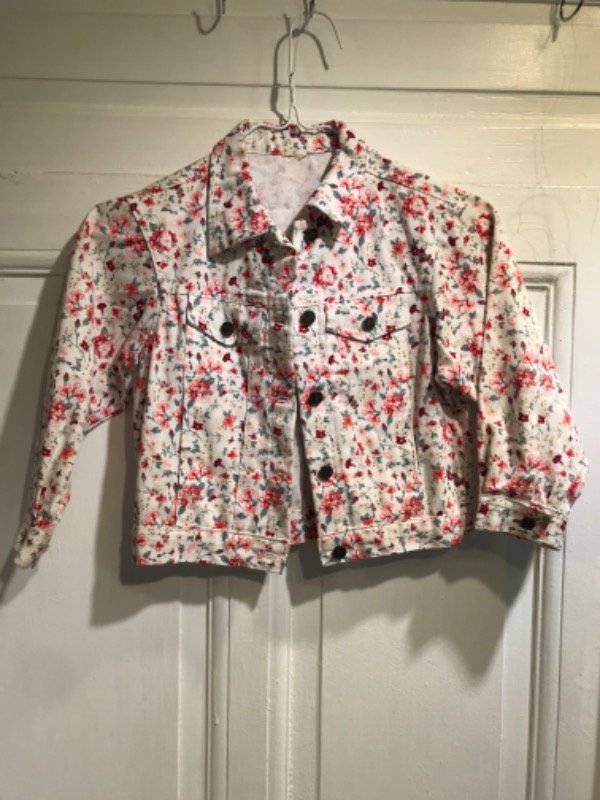 Producto - Campera FILOTEA blanca flores rosas y coloradas gabardina- Talle 4- PRECIO: 16x