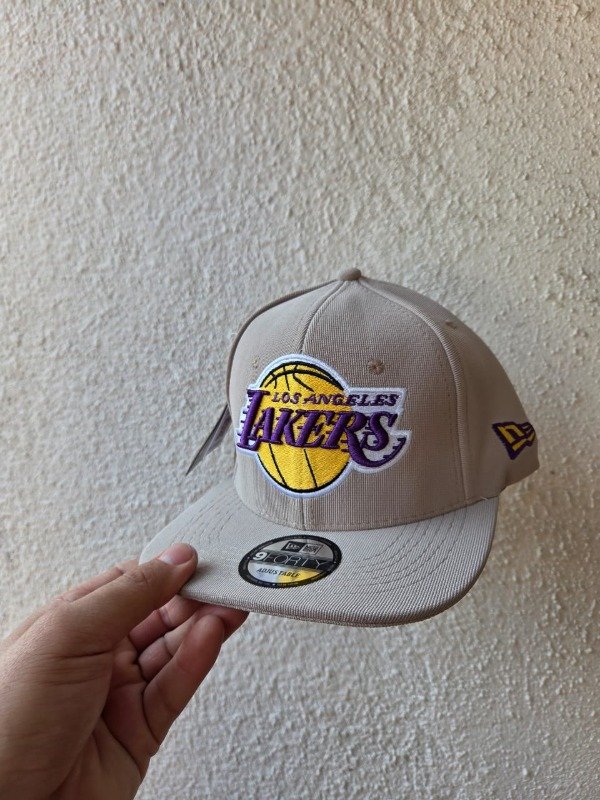 Producto - Gorra LAKERS PLANA CERRADA BEIGE