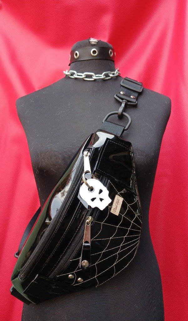 Producto - Riñonera Gotica charol